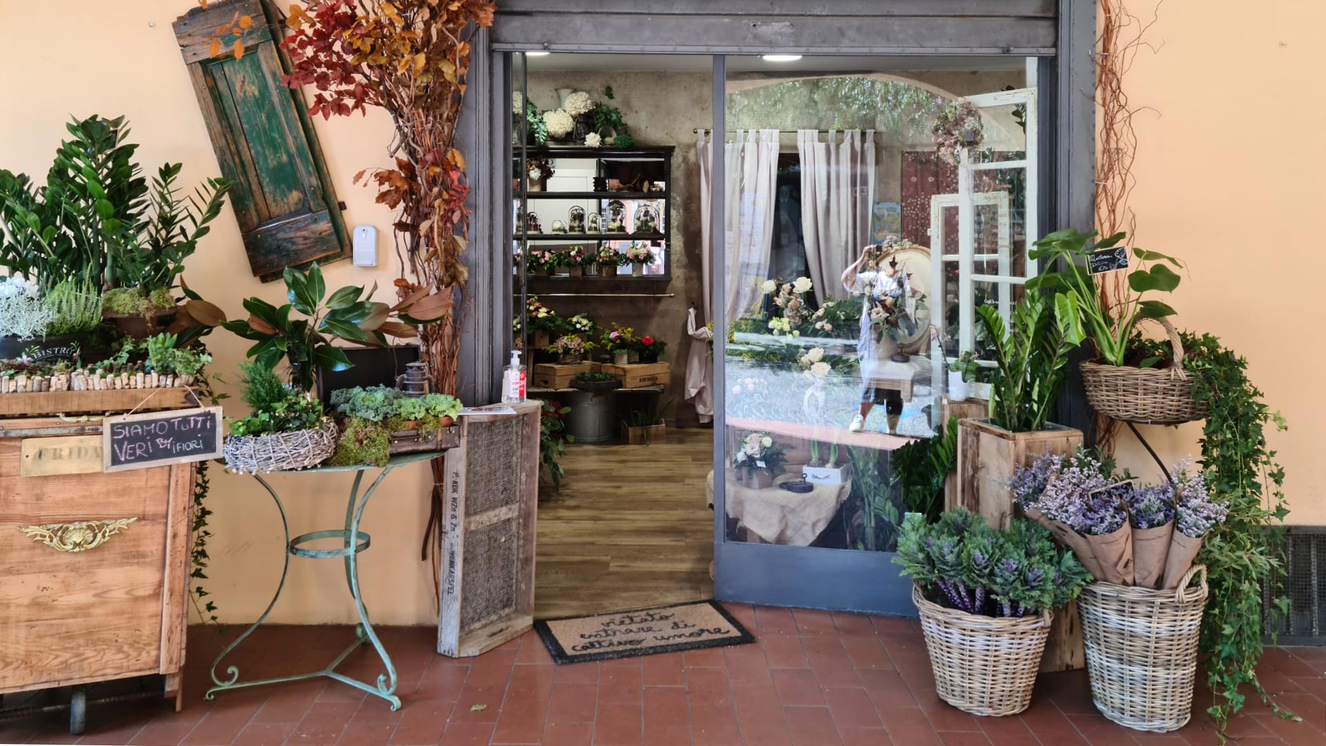 fridas-store-castel-san-pietro-esterno Franchising Frida's Castel San Pietro, esterno Store con fiori freschi. Vendita online e consegna a domicilio