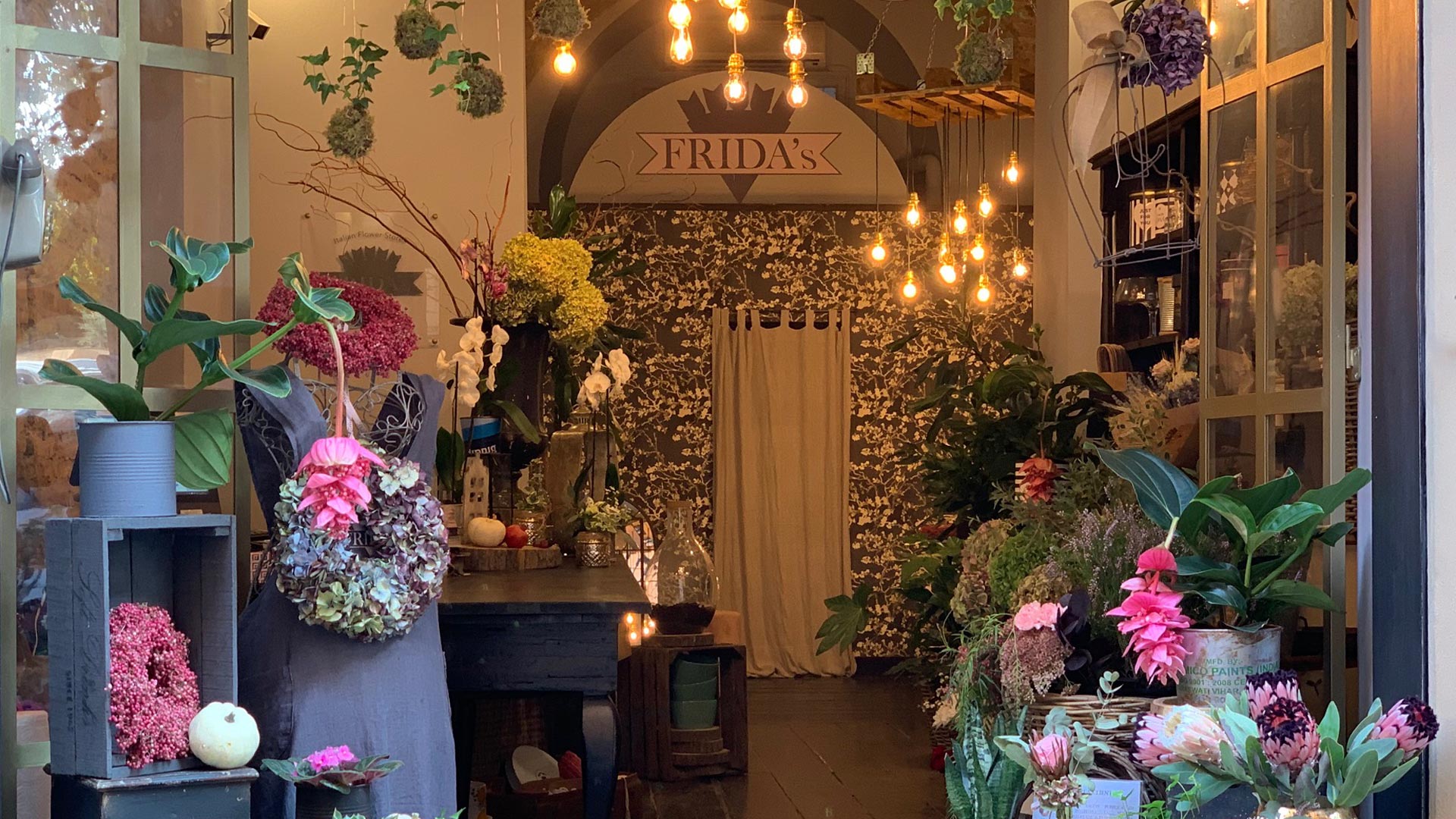 fridas-store-roma-porta-pia-esterno Franchising Frida's Store Roma Porta Pia allestimento floreale