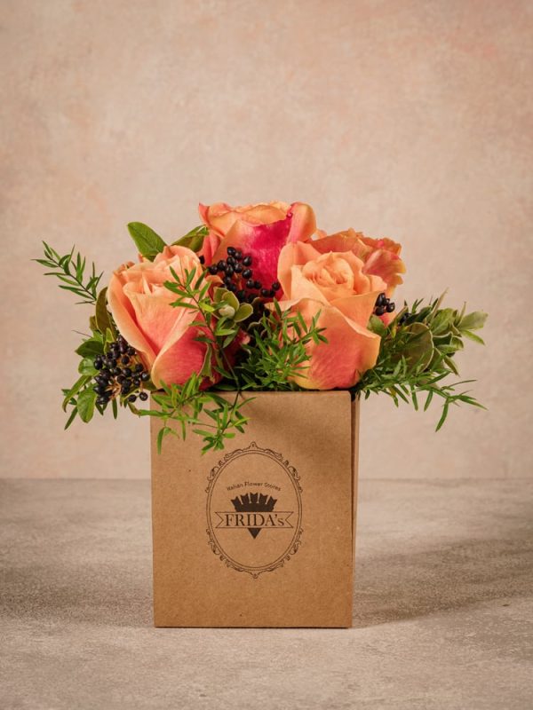 Autumn Box Frida's, small recicled cardboard box 100% green. Fresh flowers home delivery
