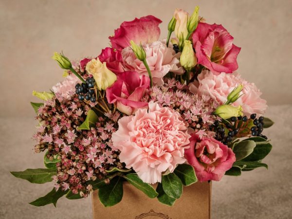 Box Romantico, flowers in a small cardboard box, home delivery across Italy