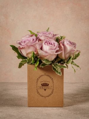 Box Rose Lilla, rose lilla in una piccola box di cartone riciclato con marchio Frida's.