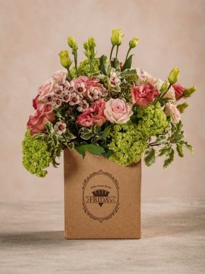Box Romantico, piccolo bouquet di rose chiare in box di cartone con marchio Frida's