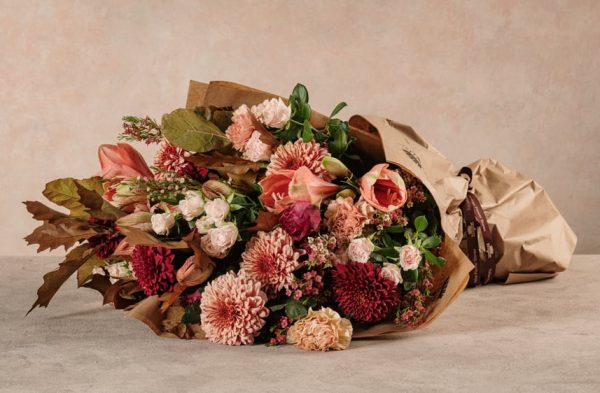 Bouquet Delitto e Castigo, rose chiare, rose rosa e garofani. Fresh flowers Frida's