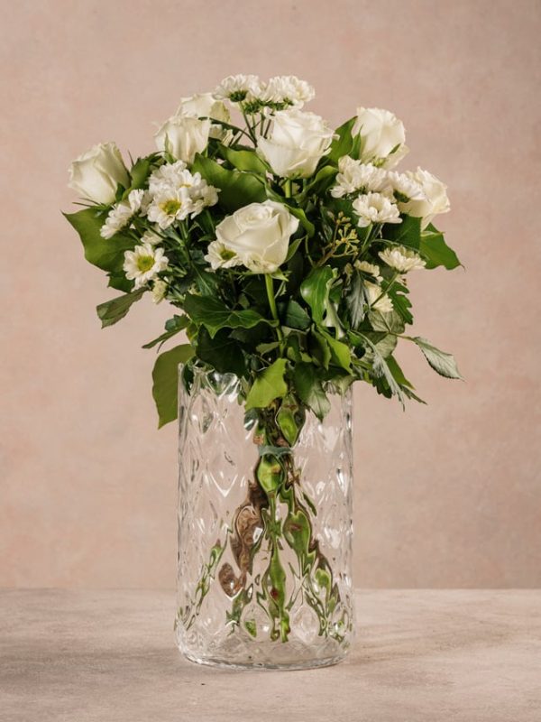 Bouquet Il Profumo, rose bianche e margherite bianche. Fiori freschi Frida's consegna gratuita in tutta Italia