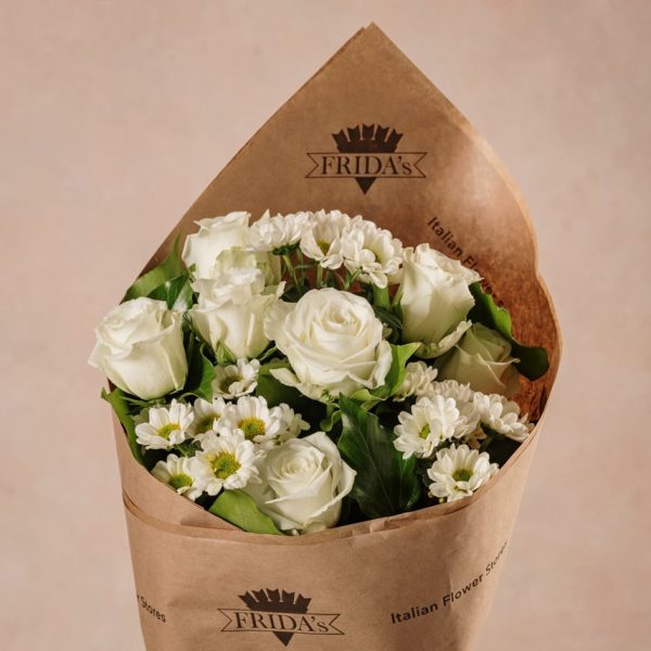 Fragrance Bouquet, white roses and daisies. Fresh flowers Frida's free home delivery across italy