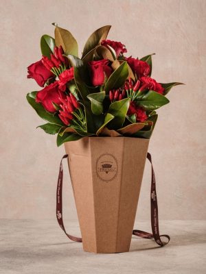 Flower Basket Red Love, la composizione floreale Frida's che celebra l'amore.