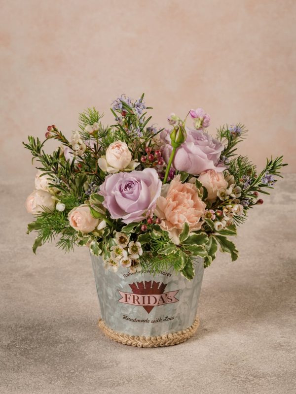 Secchiello Di Latta, rose, garofani e fiori di stagione in un secchiello di latta