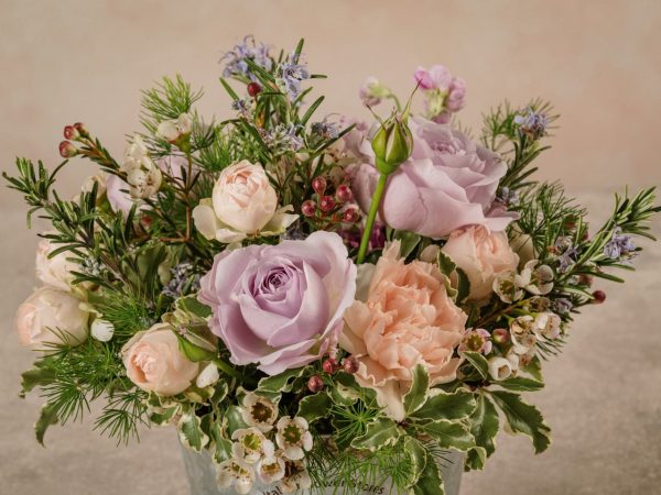 Secchiello Di Latta, rose, garofani e fiori di stagione di alta qualità