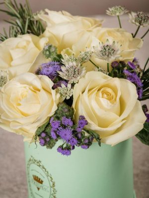 Cappelliera Mini Verde rose bianche e astrantia