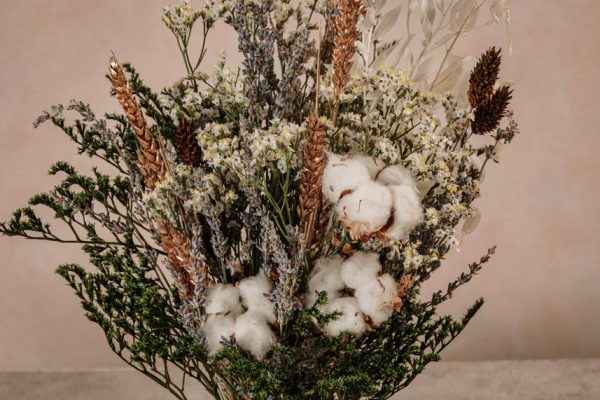 Bouquet Alaska, fiori di cotone e verdi della stagione invernale