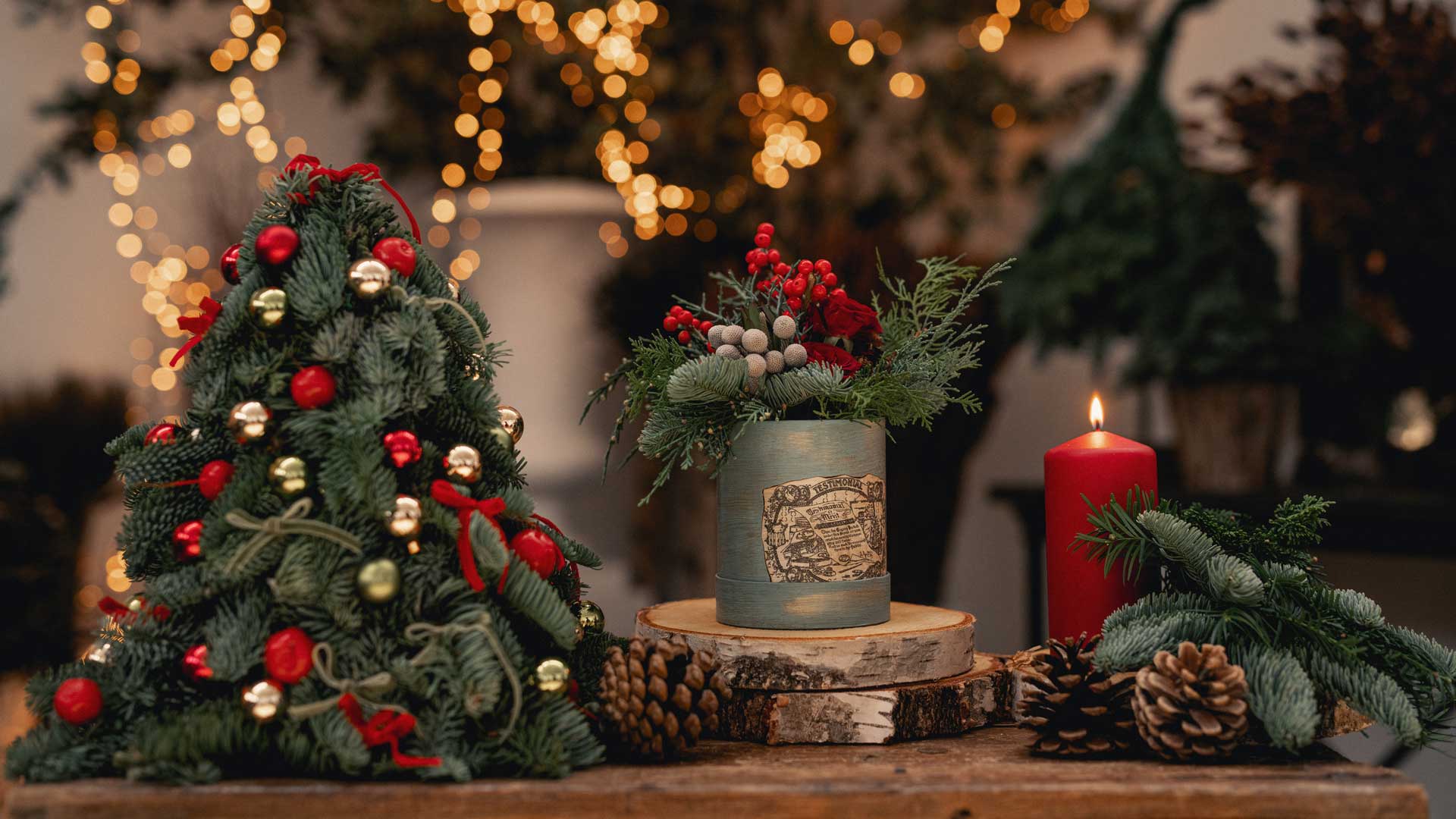 Natale con Frida's, candele e mini cappelliere appoggiate sopra un tavolo