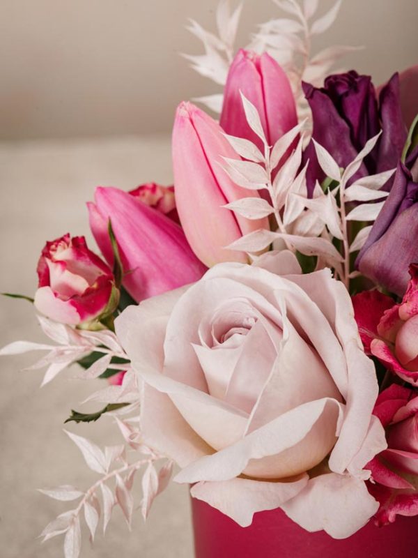 Cappelliera Mini Magenta rosa lilla, tulipani rosa, roselline ramificate rosa e ruscus rosa stabilizzato