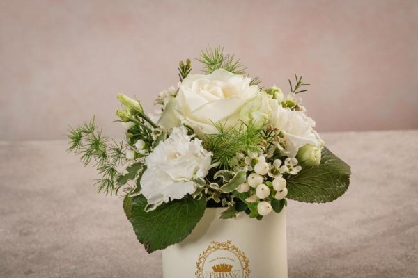 Cappelliera Mini Panna una rosa bianca, lisianthus bianco, iperico e wax bianco