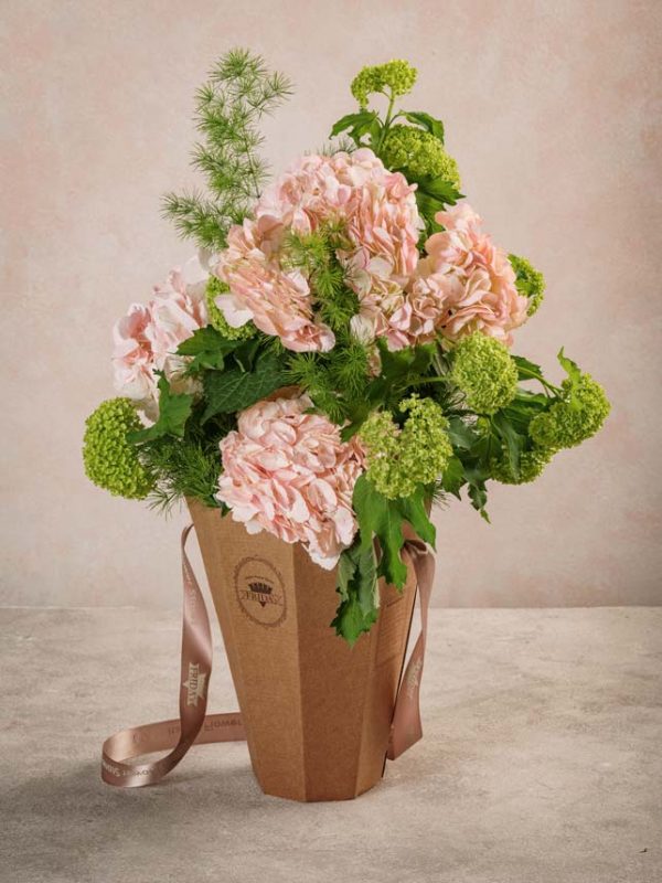Flower Basket Ortensie bouquet di ortensie, viburno e verde di stagione
