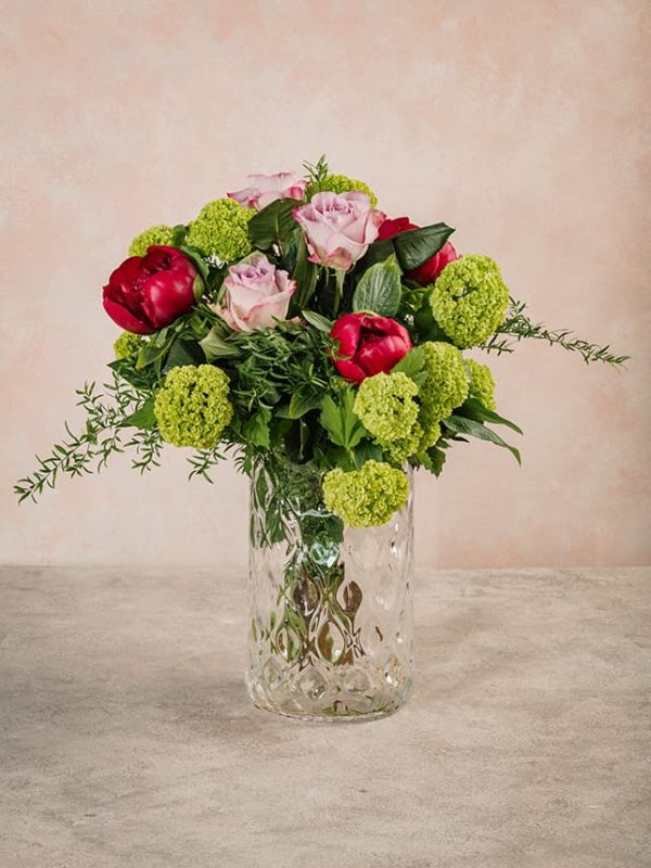Bouquet Emozioni di Maggio peonie, rose e verde di stagione