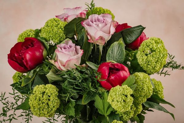 Bouquet Emozioni di Maggio mazzo di peonie color rosso e rose lilla