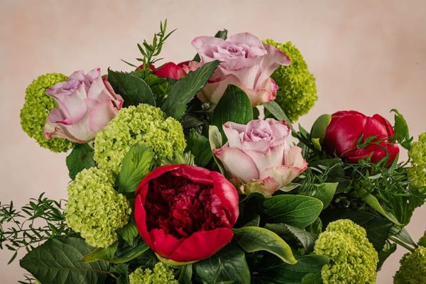 Bouquet Emozioni di Maggio mazzo di peonie, rose lilla e viburno verde