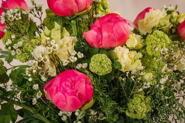 Bouquet Luxury con Peonie mazzo di fiori con peonie color corallo e fiori bianchi