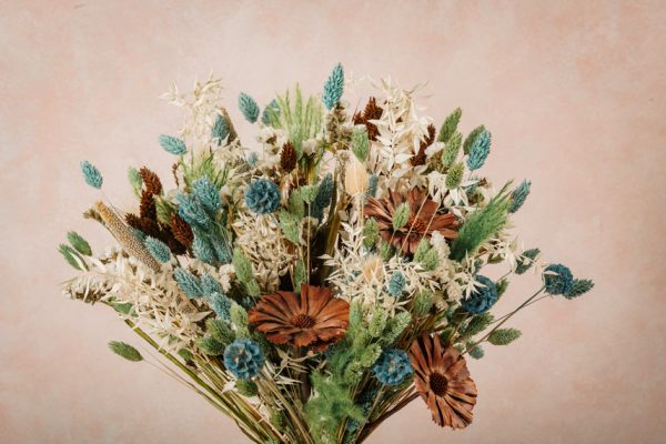 Bouquet Amazzonia mazzo di pungitopo bianco, phalaris azzurro, verde, marrone, cardo e fiori di legno