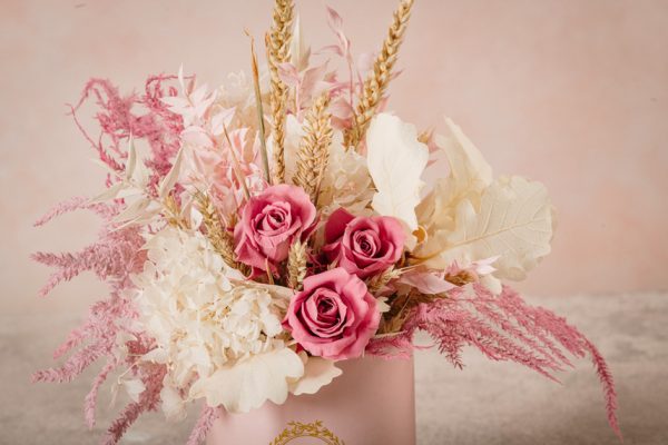 Cappelliera Mini Elafonissi con rose stabilizzate, ortensia, paniculata, pungitopo bianco e rosa, quercia sbiancata, asparagus colorato, spighe