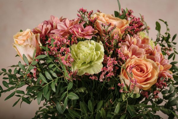 Bouquet Campanellino, rose, Garofan, mrgherite, limonium e verde di stagione
