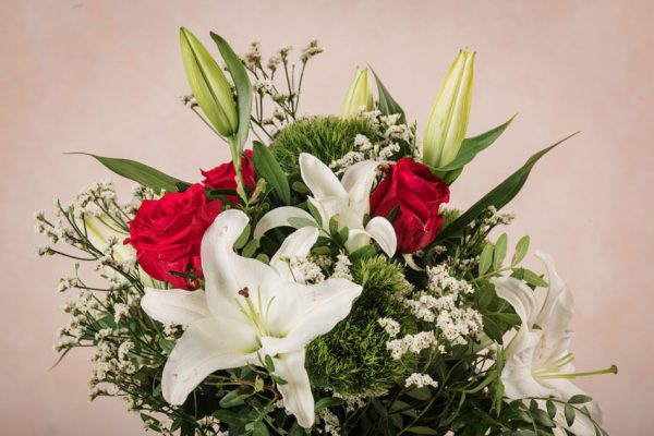 Bouquet C'era una volta dettaglio Lilium bianchi e rose rosse