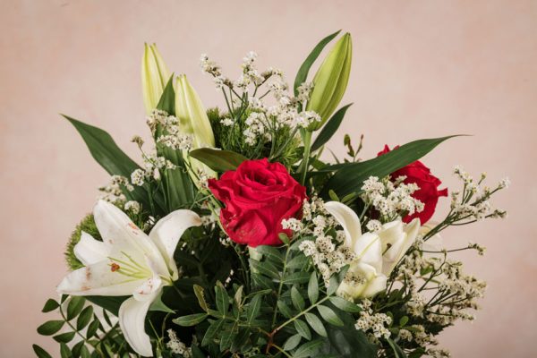 Bouquet C'era una volta dettaglio Lilium bianchi e rose rosse