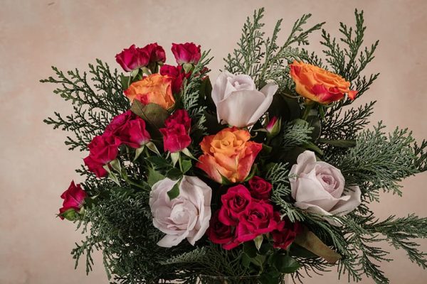 Bouquet Vitality rose chiare, arancio e roselline rosse