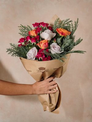 Bouquet Vitality, mazzo di rose colorate e conifere