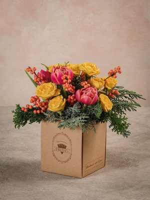 Box Allegria piccolo bouquet di rose gialle, tulipani e conifere mix