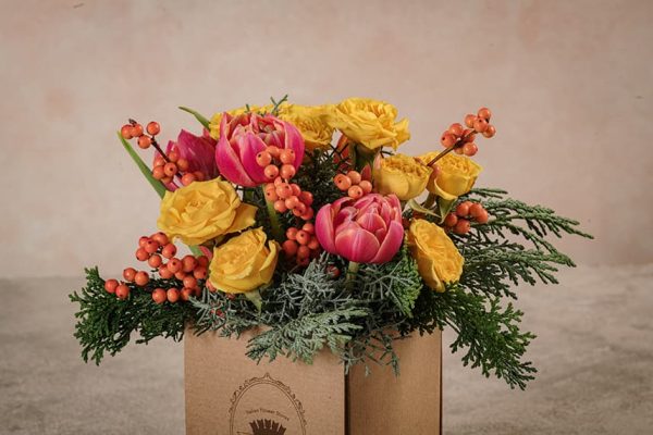 Box Allegria rose gialle, tulipani e conifere mix
