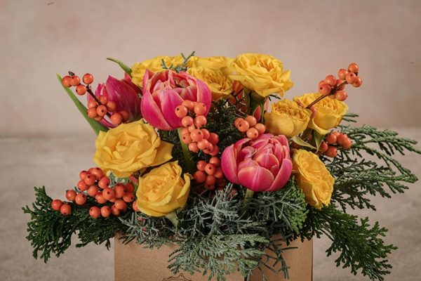 Box Allegria dettaglio di fiori. Bouquet di rose gialle, tulipani e conifere mix
