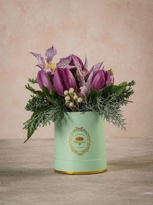 Cappelliera Mini Fairy clematis, brumia, tulipani viola e conifere mix