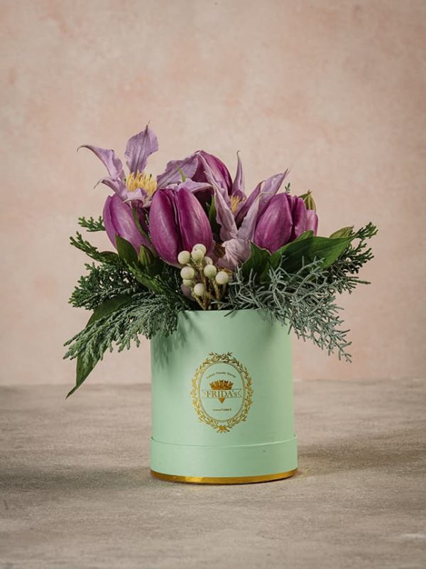 Cappelliera Mini Fairy clematis, brumia, tulipani viola e conifere mix