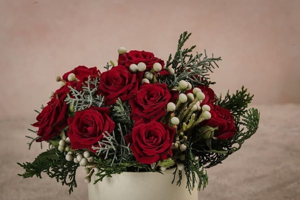 Cappelliera Mini Red Bloom roselline rosse, brumia e conifere mix