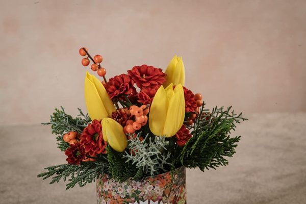 Sushi Senape bouquet di tulipani gialli, ilex, margherite arancio e conifere mix
