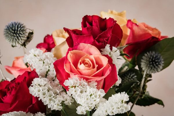 Bouquet Crispy mazzo di rose chiare e statice bianco