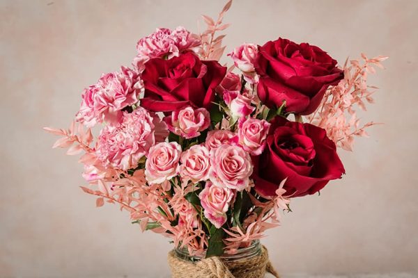 Bouquet My Candy Love mazzo di fiori Frida's con rose rosse, roselline ramificate, garofani rosa e ruscus