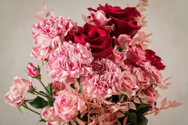 Bouquet My Candy Love mazzo di fiori Frida's con roselline ramificate e garofani rosa