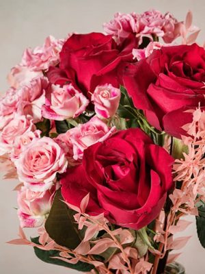 Bouquet My Candy Love mazzo di fiori Frida's con rose rosse e roselline ramificate rosa