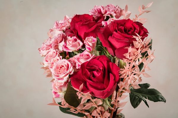 Bouquet My Candy Love mazzo di fiori Frida's con rose rosse e roselline ramificate rosa
