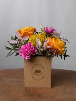 Box Allegria piccolo bouquet di fiori fresci. I colori della Primavera