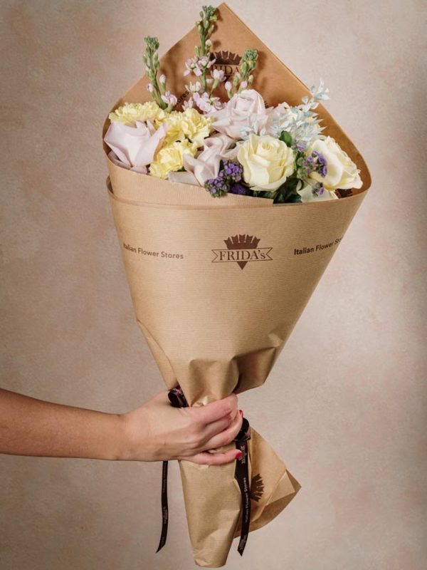 Bouquet Creamy mazzo di fiori freschi incartato con marchio Frida's