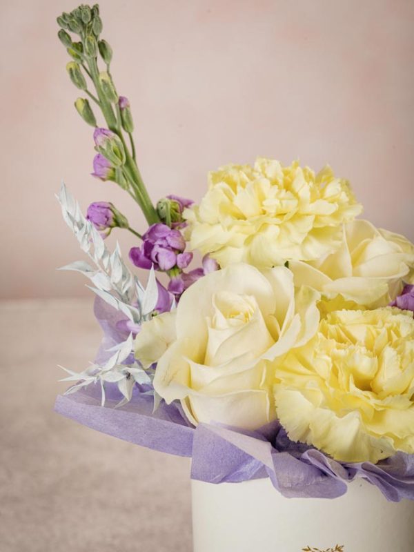 Cappelliera Mini Panna garofani gialli, rosa bianca e violaciocca viola