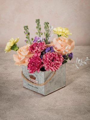 Cubo Sinfonia fiori freschi e colorati in un cubo di latta con marchio Frida's