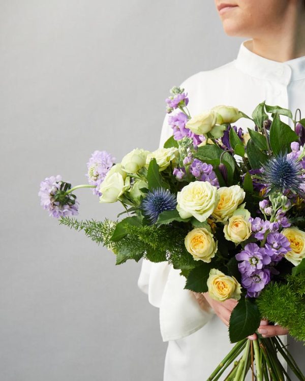 Bouquet Incanto Luxury violaciocca, scabiosa lilla, clematis, roselline gialle, eryngium e verde di stagione