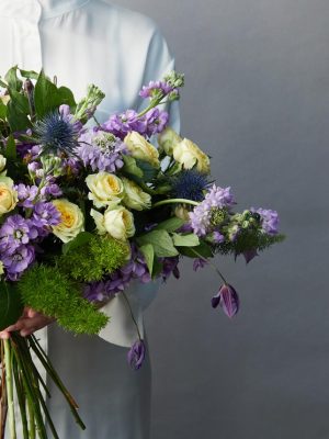 Bouquet Incanto Luxury dettaglio di violaciocca, roselline gialle e verde di stagione