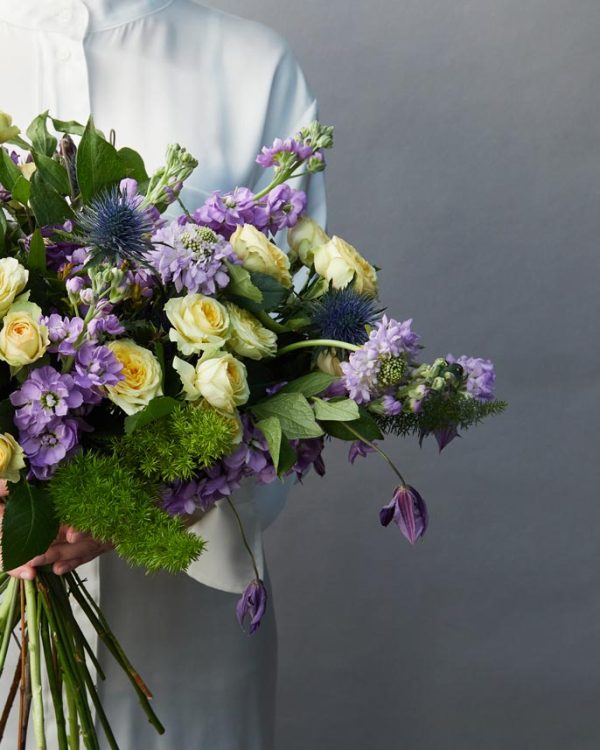 Bouquet Incanto Luxury dettaglio di violaciocca, roselline gialle e verde di stagione