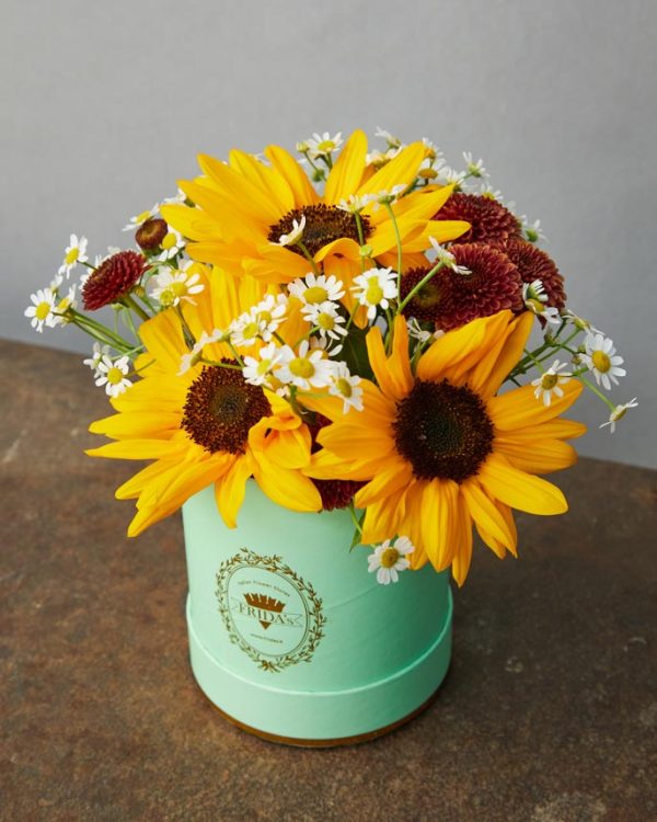 Cappelliera Mini Sunny composizione floreale Frida's con mini girasoli, camomilla e bottoncini marroni