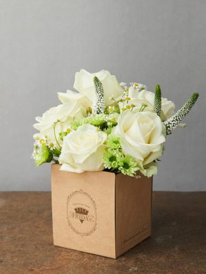 Box Candido è un piccolo bouquet di fiori freschi, tonalità del bianco